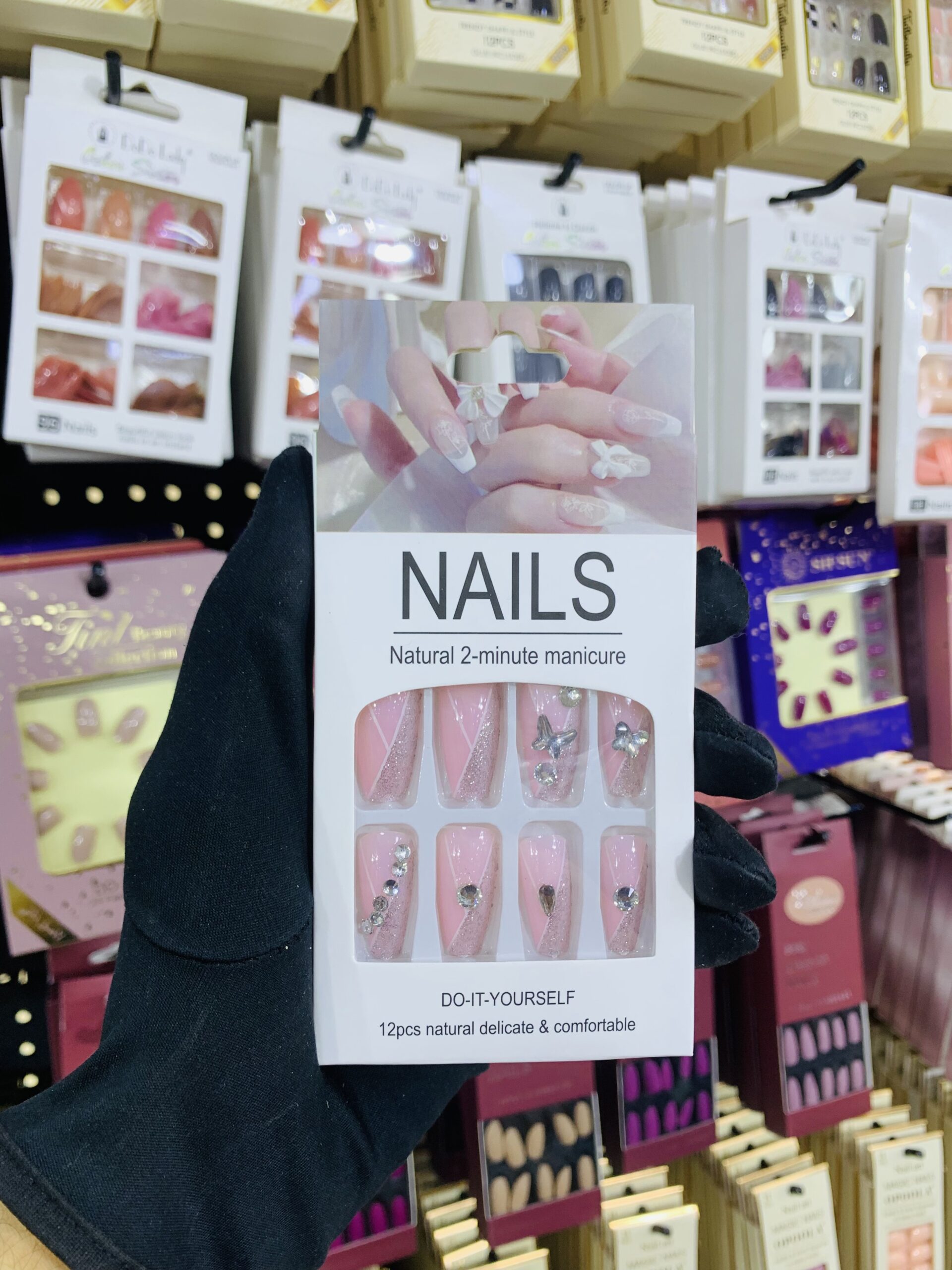 IMG_8256-1-scaled-1.jpeg Ongles Faux de Luxe – Manucure en 2 Minutes – Image 1