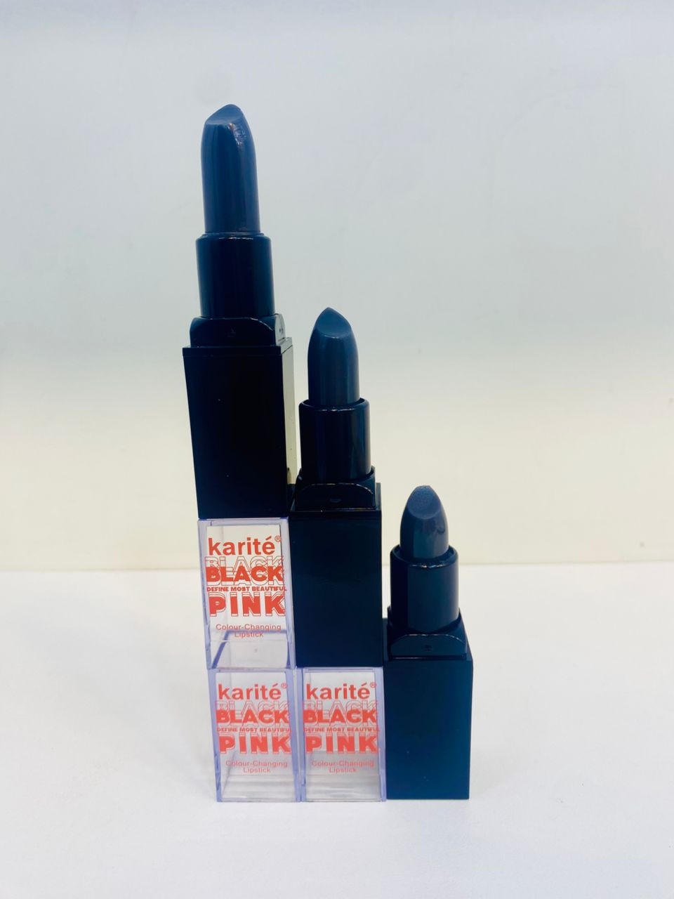 black pink magique karite BLACK PINK – Le rouge à lèvres magique signé Karité – Image 1